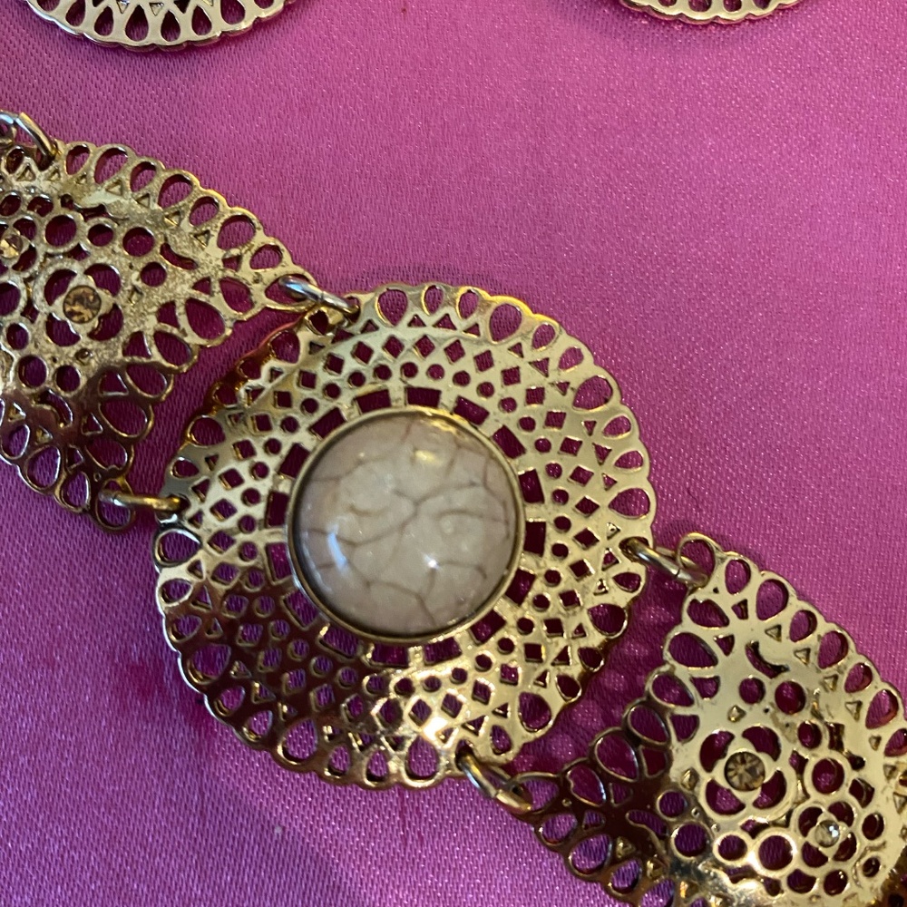 3 PC AVON GOLD STATEMENT NECKLACE, EARRINGS, BRACELET - Picture 4 of 5